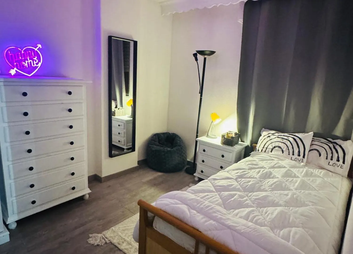 Cozy Private Room Near Beach - Females Only location